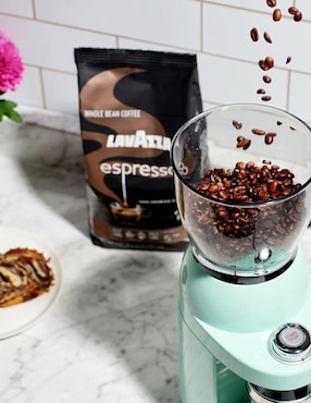 Café de grano sabor floral y afrutado de Italia Lavazza 1 kg